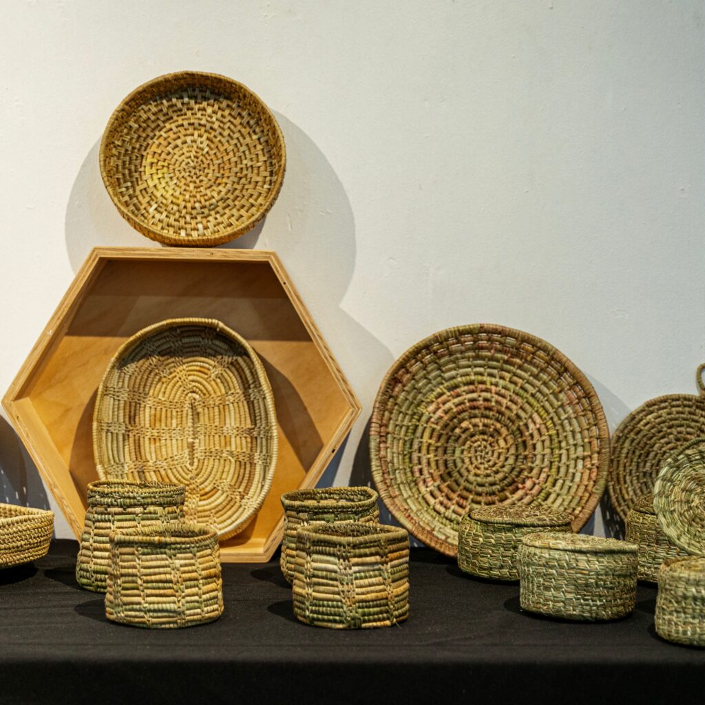 Exposición en Panguipulli presenta obras de artesanas cesteras tras cierre de primeros dos años de formación en ProArtesano