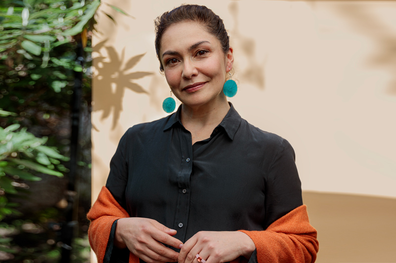 La actriz Tamara Acosta ha recorrido Chile representando entrañables personajes para teleseries como La Fiera y Los Pincheira. En estos viajes, ha vivido cruces con artesanías locales que no la han dejado indiferente. Pero su romance con las piezas hechas a mano comenzó mucho antes. Nos lo cuenta en esta entrevista.