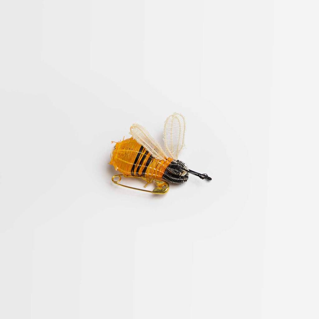 Prendedor abeja de crin de caballo