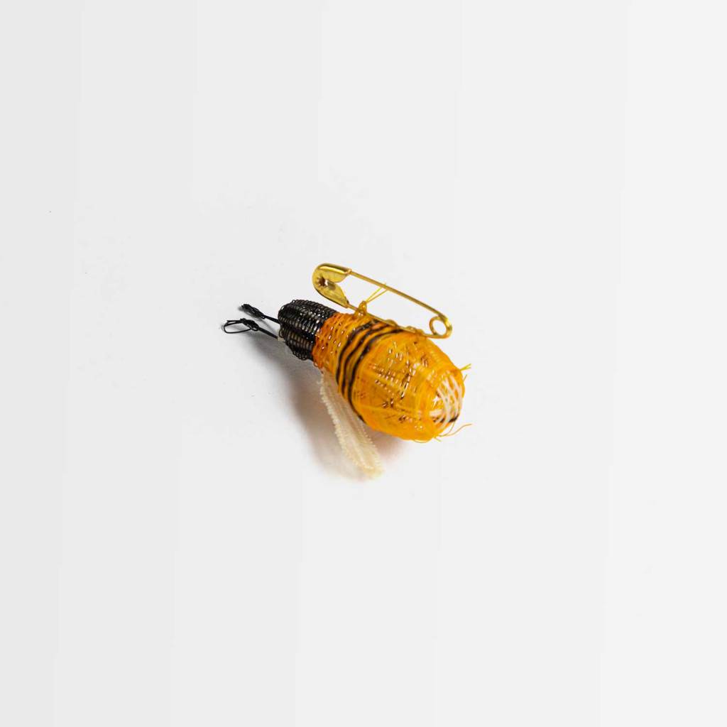 Prendedor abeja de crin de caballo