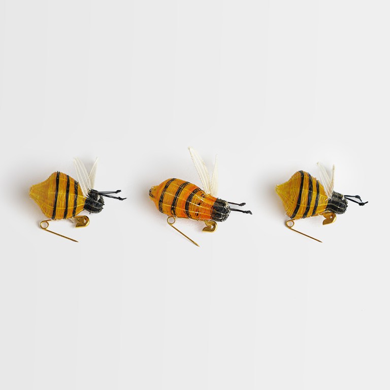 Prendedor abeja de crin de caballo