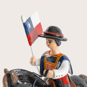 Huaso con bandera de loza de Talagante