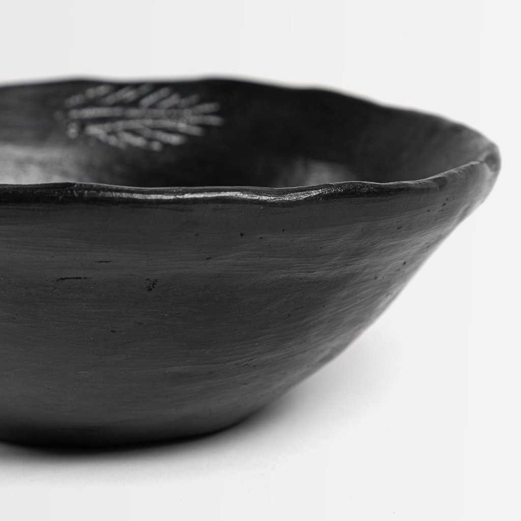 Plato hondo de cerámica de Quinchamalí
