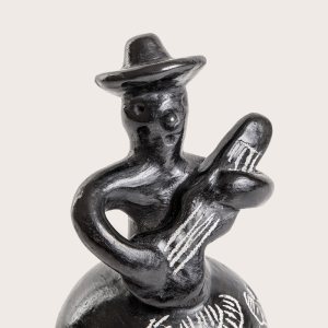 Guitarrera con Sombrero de cerámica de Quinchamalí: imagen 3