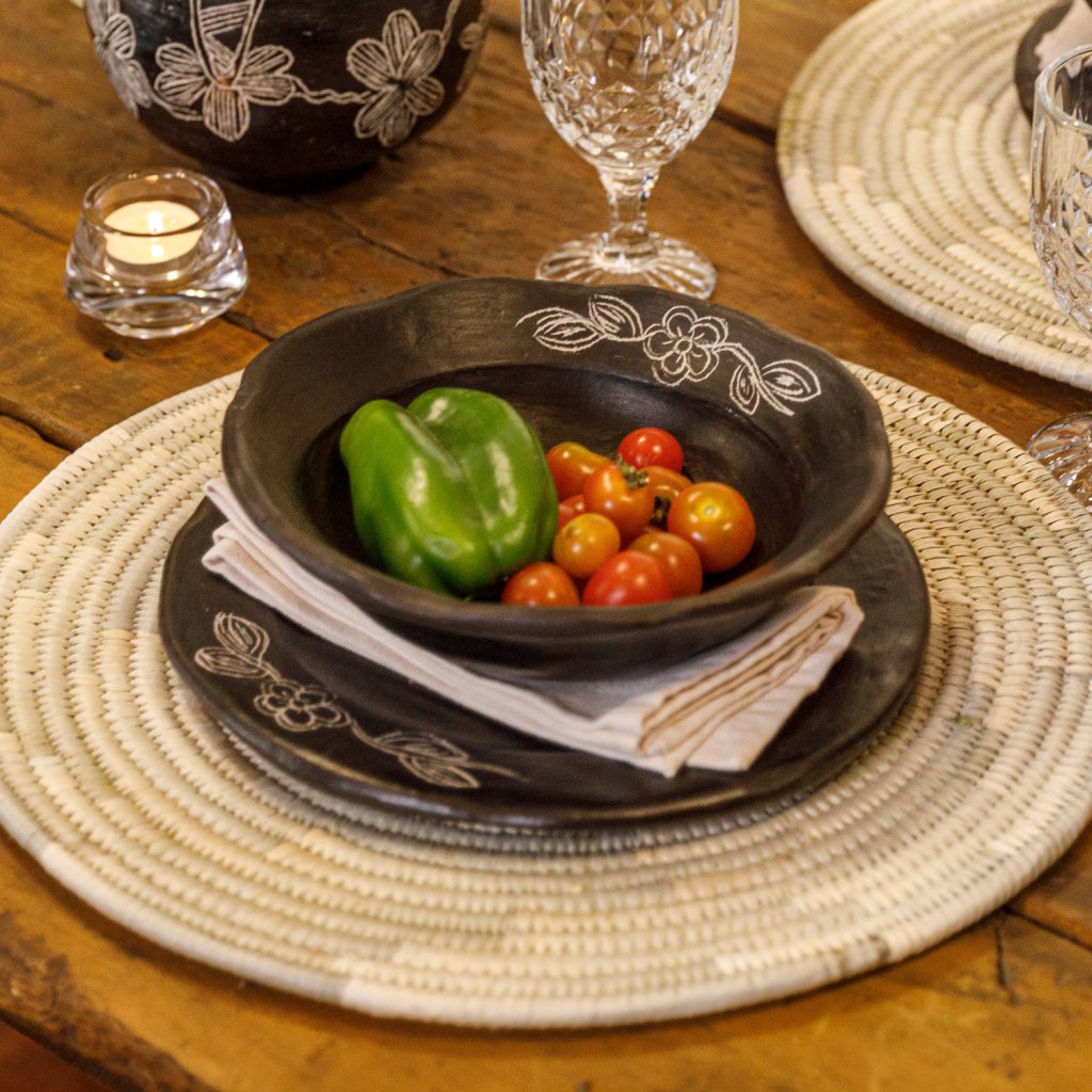 Plato hondo de cerámica de Quinchamalí