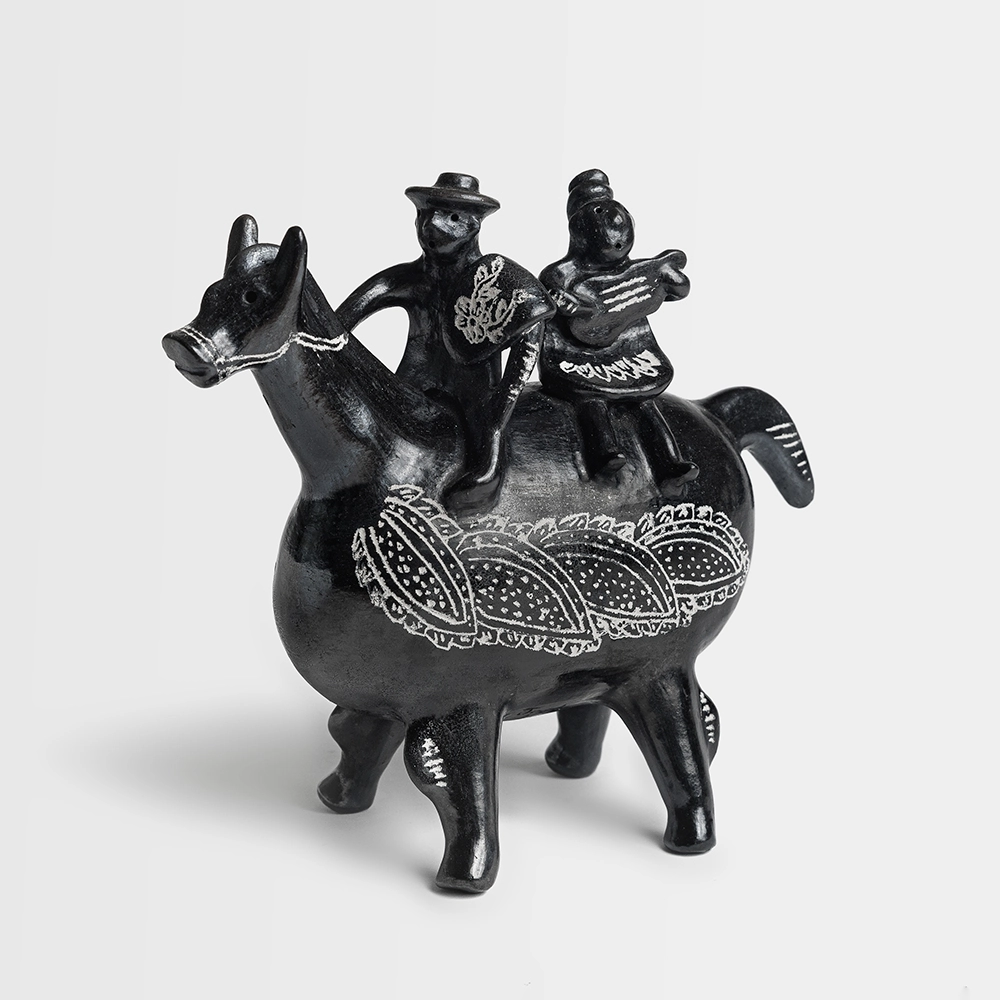 Huaso con china a caballo de cerámica de Quinchamalí